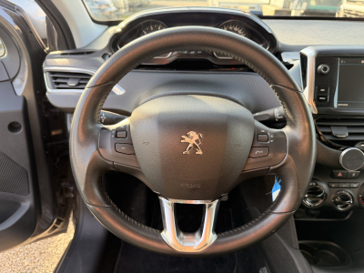 Peugeot 208 1.2 Signature 82