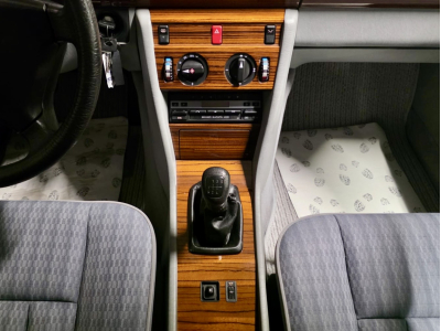 Mercedes-Benz 250 D W124 5 cylinders original 58000km NEW