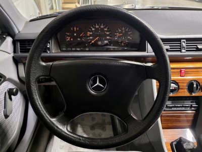 Mercedes-Benz 250 D W124 5 cylinders original 58000km NEW