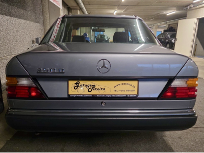 Mercedes-Benz 250 D W124 5 cylinders original 58000km NEW