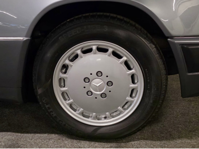 Mercedes-Benz 250 D W124 5 cylinders original 58000km NEW