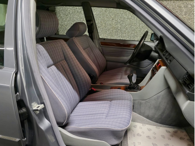 Mercedes-Benz 250 D W124 5 cylinders original 58000km NEW