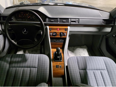 Mercedes-Benz 250 D W124 5 cylinders original 58000km NEW