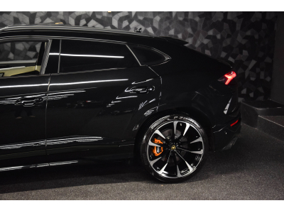 Lamborghini Urus V8 - NERO HELENE / BIANCO POLAR