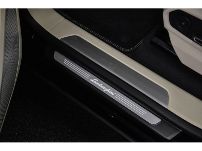 Lamborghini Urus V8 - NERO HELENE / BIANCO POLAR