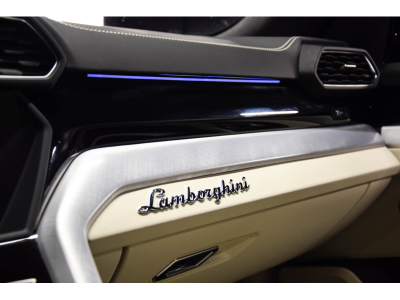 Lamborghini Urus V8 - NERO HELENE / BIANCO POLAR