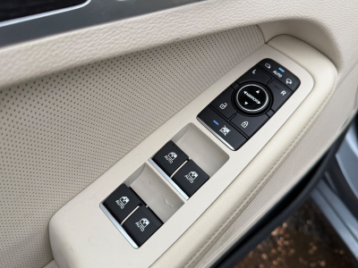 Hyundai Genesis 3.8/SoftClose/Kamera/Leder/Pano/HeadUP/V