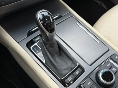 Hyundai Genesis 3.8/SoftClose/Kamera/Leder/Pano/HeadUP/V