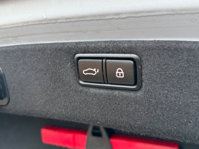 Hyundai Genesis 3.8/SoftClose/Kamera/Leder/Pano/HeadUP/V