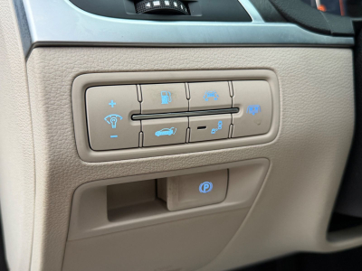 Hyundai Genesis 3.8/SoftClose/Kamera/Leder/Pano/HeadUP/V