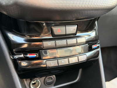 Peugeot 208 GT LINE / PANORAMADACH /