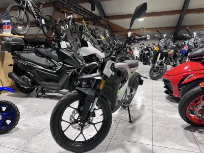 Zeeho C!ty Sport 3500 W ROAD autonomie  74 km  homologuée 45 Km/h.