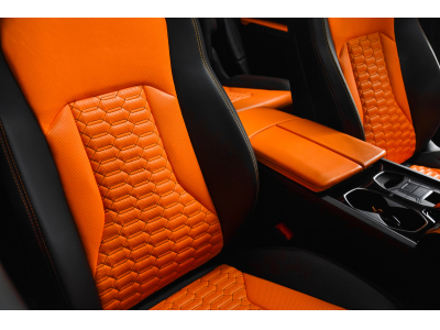 Lamborghini Urus V8 - NERO HELENE / ORANGE - AKRAPOVIC