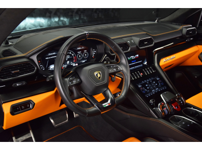 Lamborghini Urus V8 - NERO HELENE / ORANGE - AKRAPOVIC