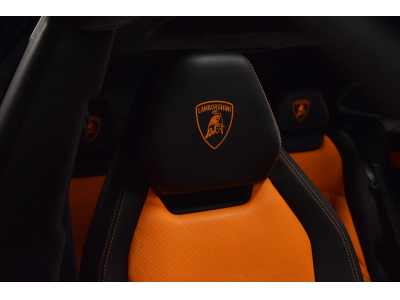 Lamborghini Urus V8 - NERO HELENE / ORANGE - AKRAPOVIC