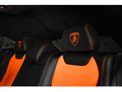 Lamborghini Urus V8 - NERO HELENE / ORANGE - AKRAPOVIC