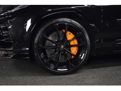 Lamborghini Urus V8 - NERO HELENE / ORANGE - AKRAPOVIC