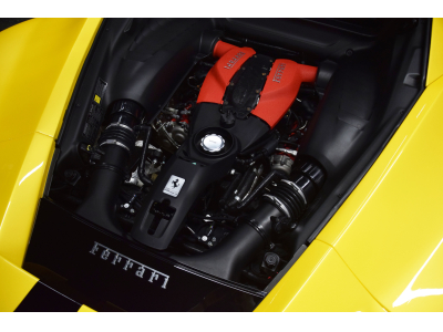 Ferrari F8 Tributo V8 - GIALLO TRIPLO STRATO