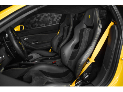Ferrari F8 Tributo V8 - GIALLO TRIPLO STRATO