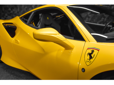 Ferrari F8 Tributo V8 - GIALLO TRIPLO STRATO