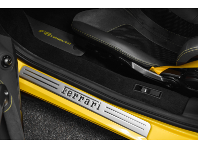 Ferrari F8 Tributo V8 - GIALLO TRIPLO STRATO