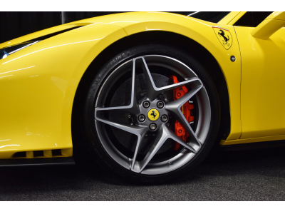 Ferrari F8 Tributo V8 - GIALLO TRIPLO STRATO
