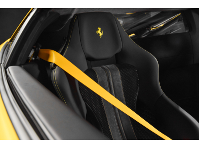 Ferrari F8 Tributo V8 - GIALLO TRIPLO STRATO