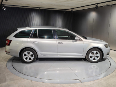 Skoda Octavia 1.6 DSG CARPLAY APS AV/AR SIEGES CHAUFFANTS CRUISE