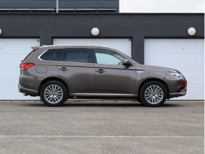 Mitsubishi Outlander Plug-in BASIS 2.4 4WD