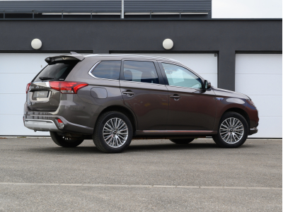 Mitsubishi Outlander Plug-in BASIS 2.4 4WD