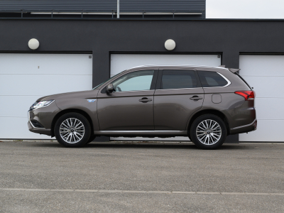 Mitsubishi Outlander Plug-in BASIS 2.4 4WD
