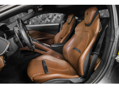 Ferrari Roma V8 - GRIGIO SILVERSTONE / CIOCCOLATO