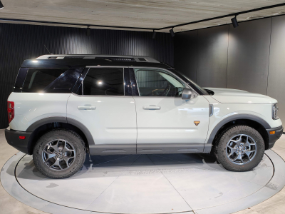 Ford Bronco 2.0 ECOBOOST BADLANDS 4X4 GPS CAMERA B&O TOIT PANO OUV SIEGES ET VOLANT CHAUFF LED