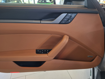Porsche 992 FACELIFT CARRERA CABRIO PACK CHRONO BOSE CUIR NAVI 1 HAND 360°