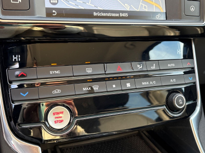 Jaguar XE 20d 180PS Automatik/1.Hand/Scheckheft/Leder/