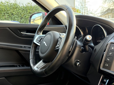 Jaguar XE 20d 180PS Automatik/1.Hand/Scheckheft/Leder/