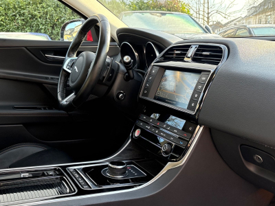 Jaguar XE 20d 180PS Automatik/1.Hand/Scheckheft/Leder/