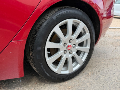 Jaguar XE 20d 180PS Automatik/1.Hand/Scheckheft/Leder/