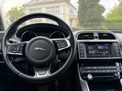 Jaguar XE 20d 180PS Automatik/1.Hand/Scheckheft/Leder/
