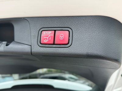 Mercedes-Benz GLB 250 4Matic AMG Line / Panoramaschiebedach /