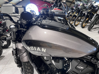 Indian Scout Bobber Ltd + Tech Heavy Metal