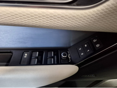 Land-Rover Range Rover Velar NEW MODEL P400 AWD R-DYNAMIC MERIDIAN PANO CUIR NAVI 1 HAND