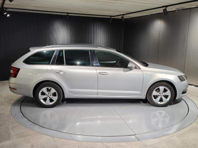 Skoda Octavia 1.6 TDI DSG CARPLAY APS AV/AR SIEGES CHAUFFANTS CRUISE