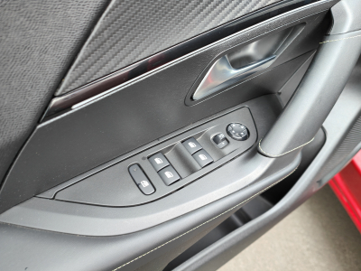 Peugeot 2008 1.5 HDI GT-LINE EAT8 CARPLAY CAMERA 360 TOIT OUVRANT