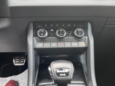 Skoda Karoq 2.0 Tsi Sportline DSG 4x4 Pano AHK Keyless ACCIDENTE