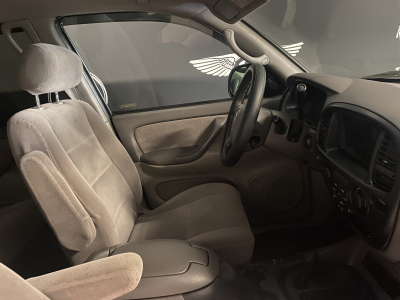 Toyota Sequoia SR5 V8  4WD 8 places