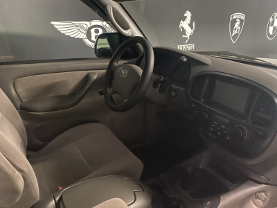 Toyota Sequoia SR5 V8  4WD 8 places