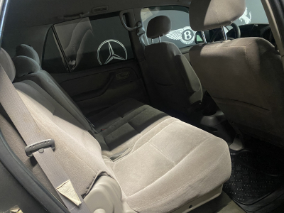 Toyota Sequoia SR5 V8  4WD 8 places