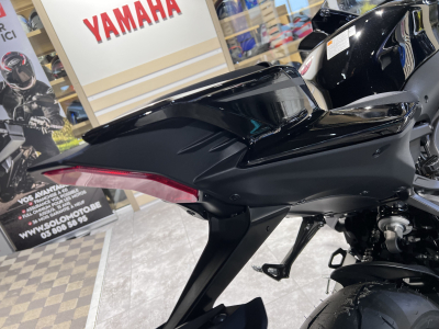 Yamaha R9 