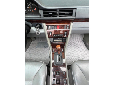 Mercedes-Benz E 320 AMG Line - W124